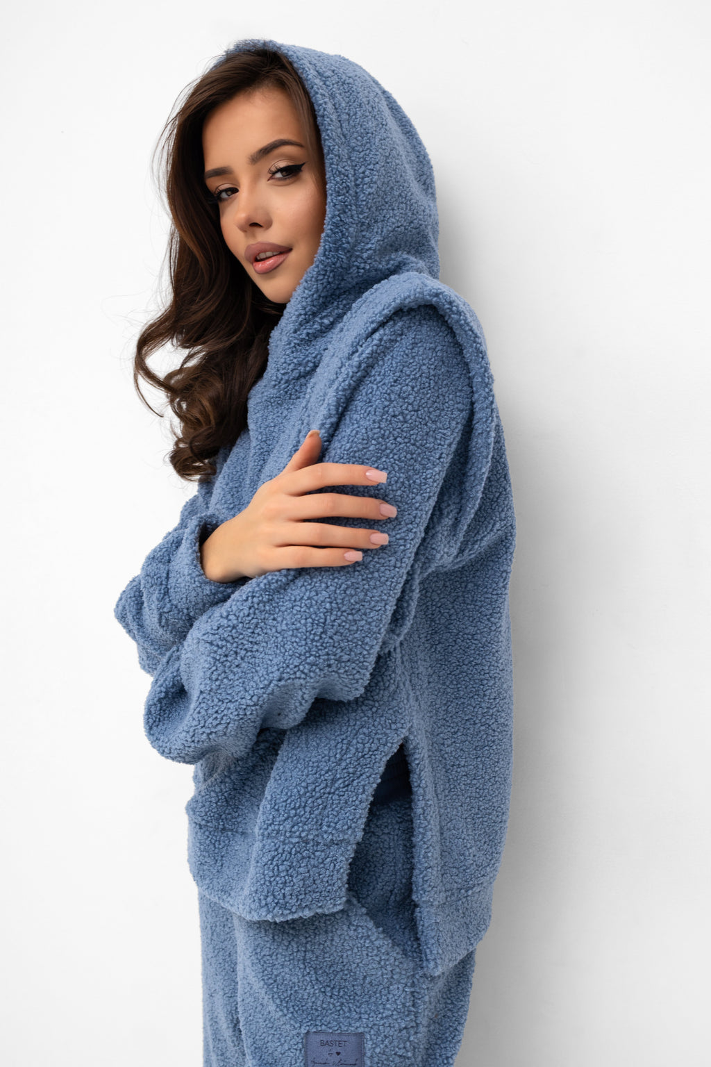 Niebieska bluza baranek z kapturem, idealna na chłodne dni, łącząca komfort z nowoczesnym stylem | Bastet | Spironik.pl