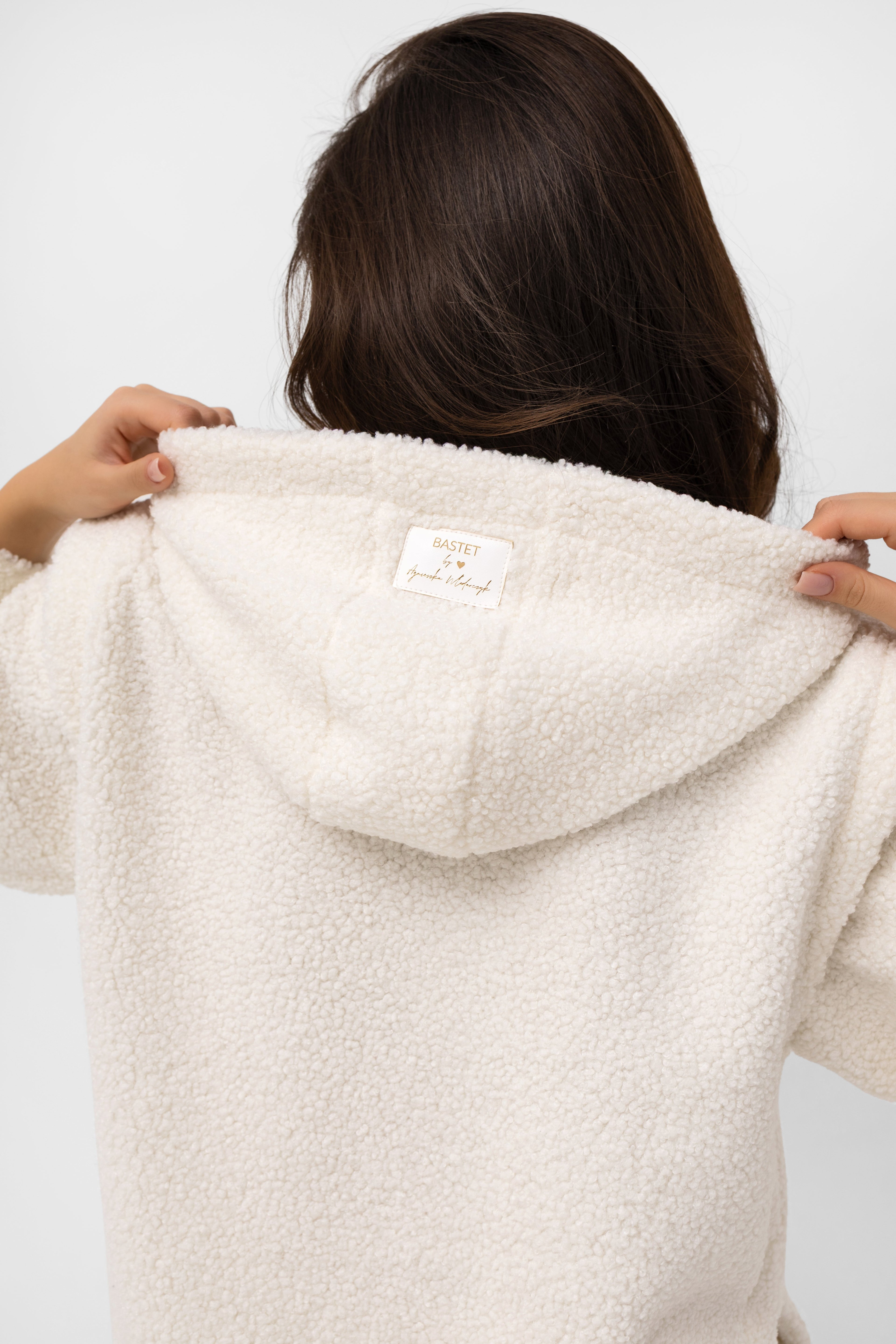 Modna bluza baranek z kapturem, doskonała do casualowych stylizacji z jeansami | Bastet | Spironik.pl