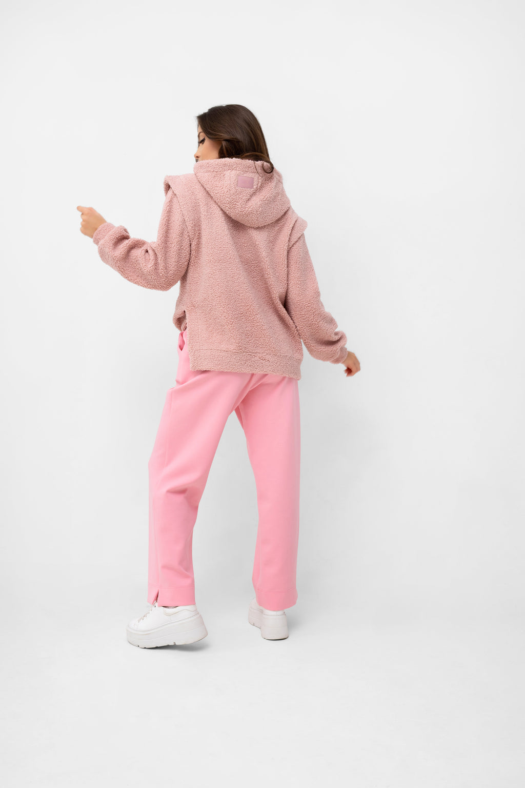 Ciepła i przyjemna w dotyku bluza z kolekcji Agnieszki Włodarczyk, świetna na chłodne dni w stylu casual | Bastet | Spironik.pl