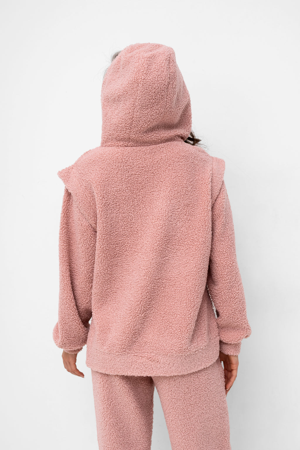 Miękka bluza baranek z kapturem, zaprojektowana z dbałością o detale, idealna na codzienne wyjścia | Bastet | Spironik.pl