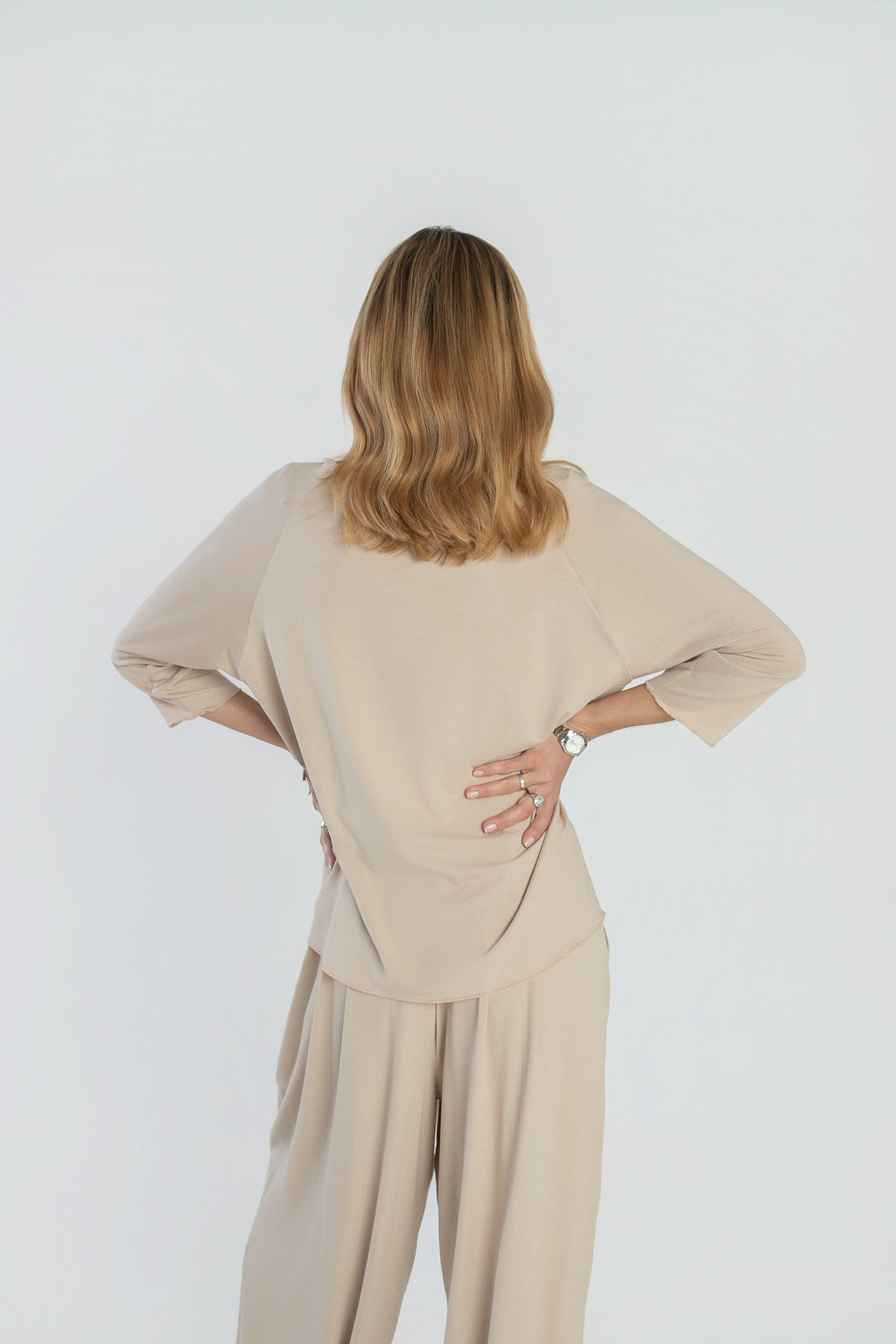 Minimalistyczna bluzka damska w kolorze beżowym z kolekcji FLOW by Agnieszka Włodarczyk | BastetStore | Spironik.pl