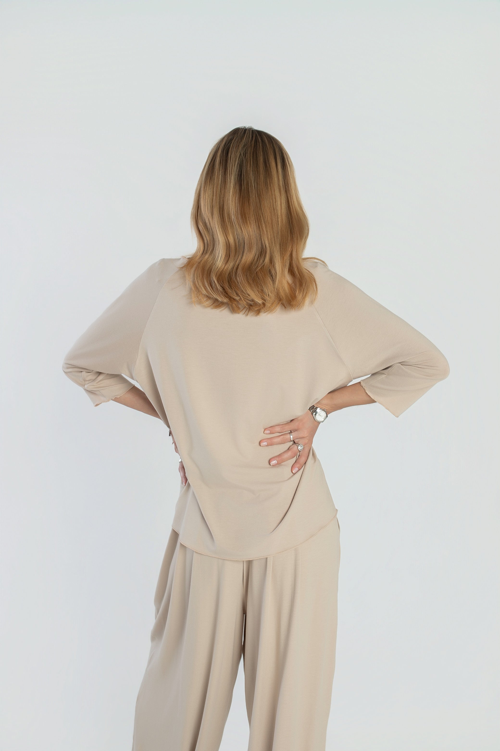 Minimalistyczna bluzka damska w kolorze beżowym z kolekcji FLOW by Agnieszka Włodarczyk | BastetStore | Spironik.pl