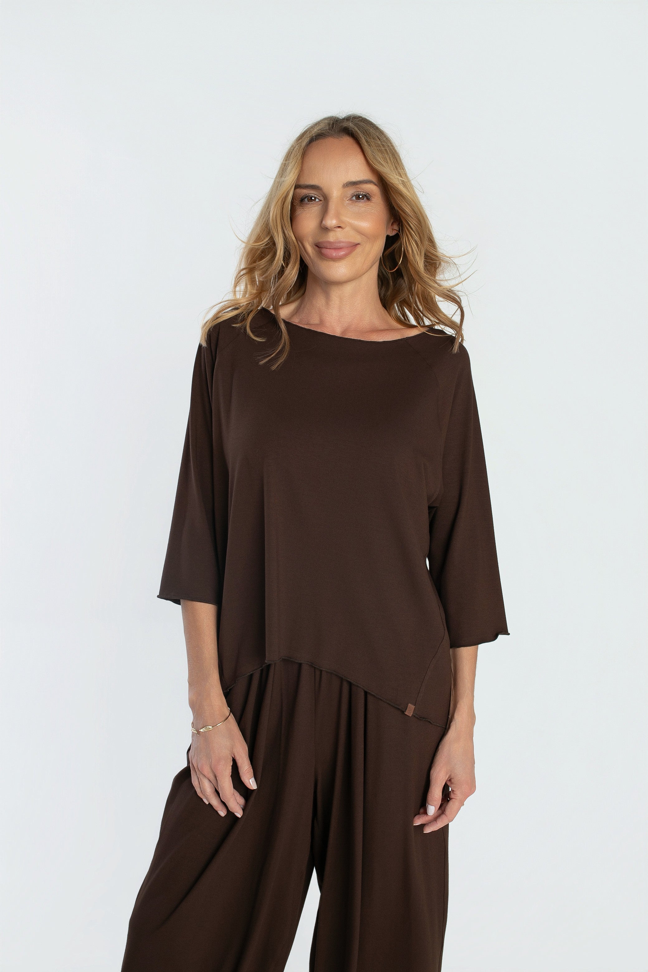 Brązowa bluzka FLOW by Agnieszka Włodarczyk z wiskozy z rękawami reglan i dekoracyjną mereżką | BastetStore | Spironik.pl