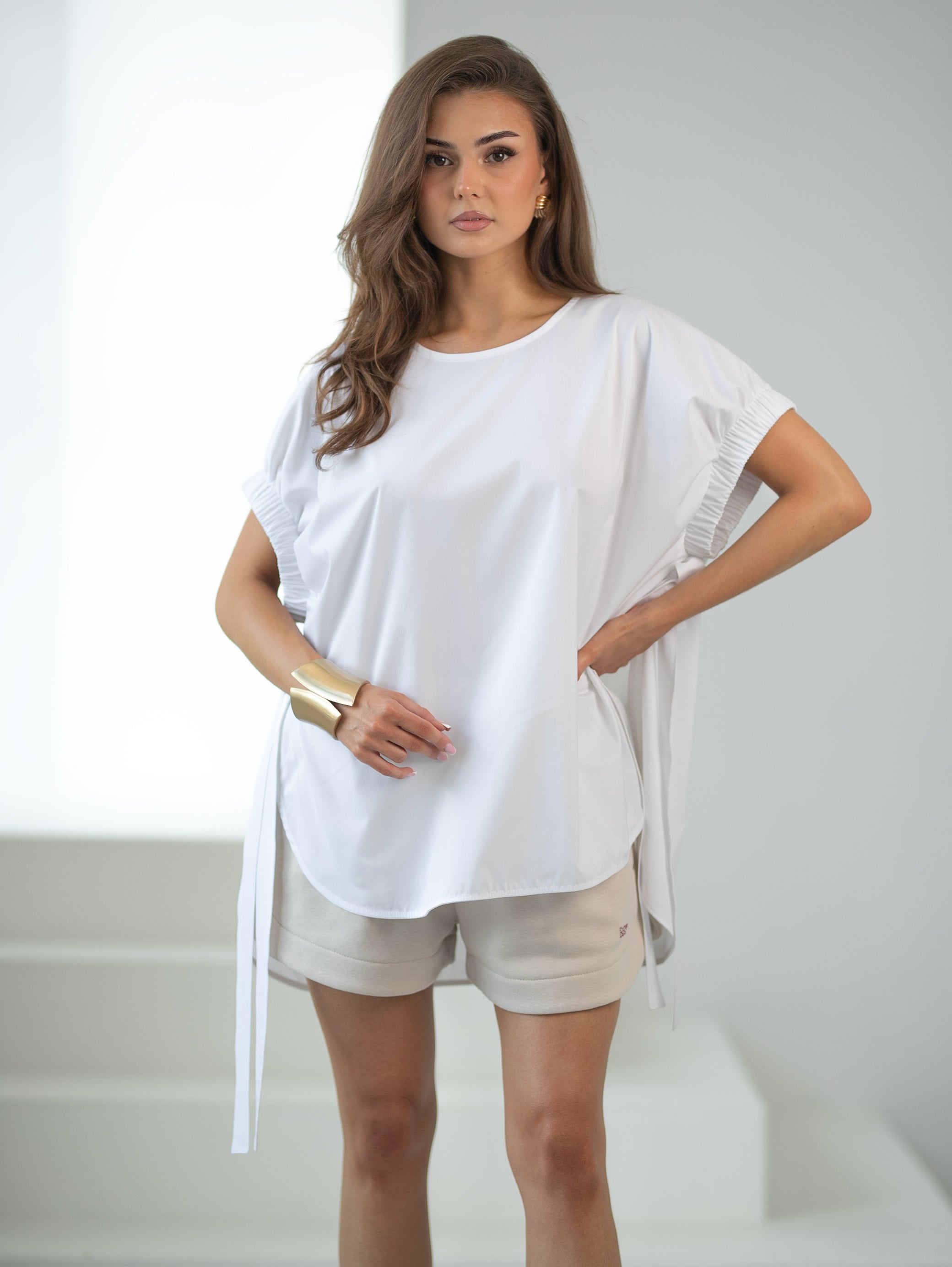 Asymetryczna bluzka z delikatnym rozcięciem na plecach, zapinanym na guzik | Bastet | Spironik.pl