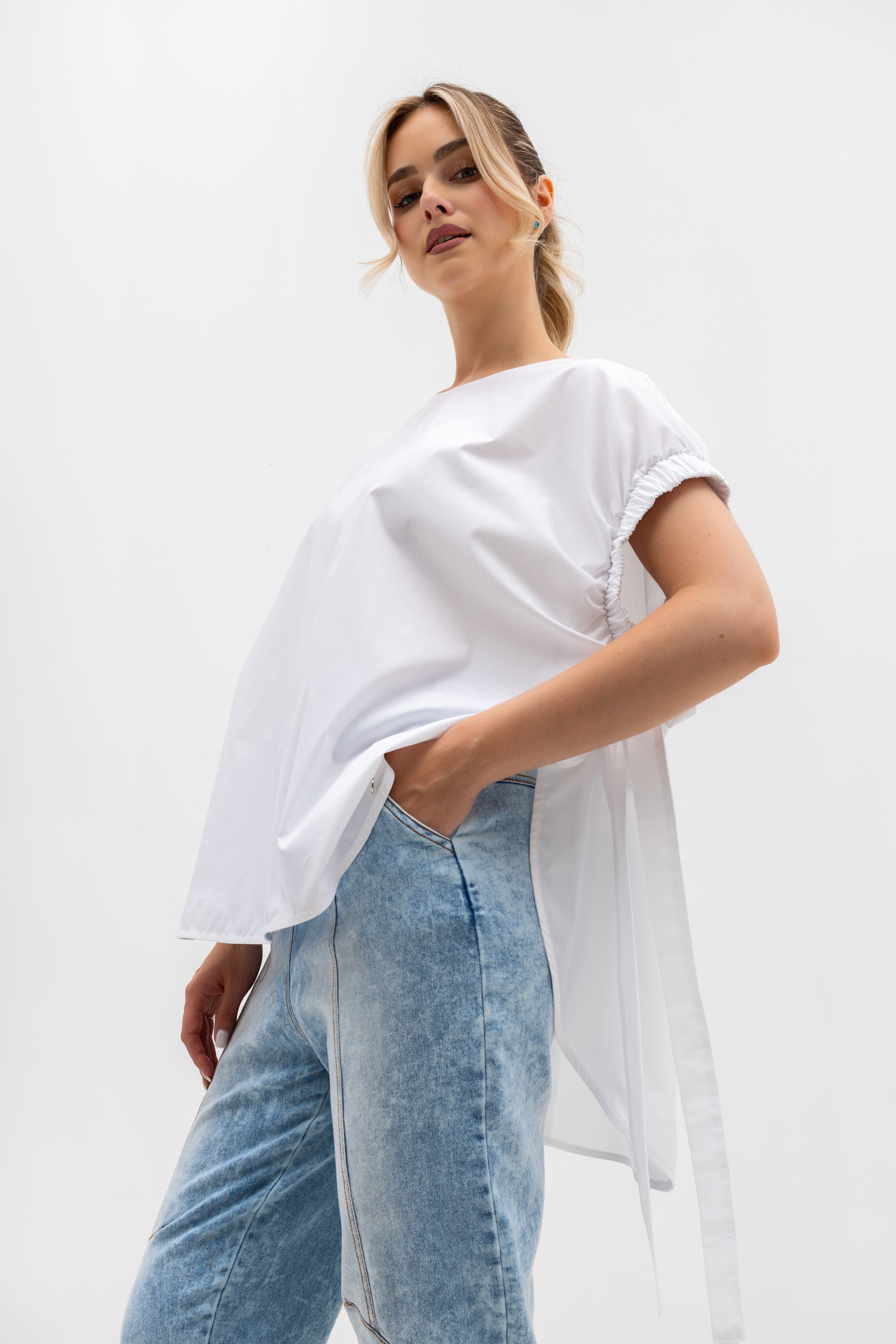 Biała bluzka oversize z mankietami na gumkę, podkreślająca ramiona | Bastet | Spironik.pl