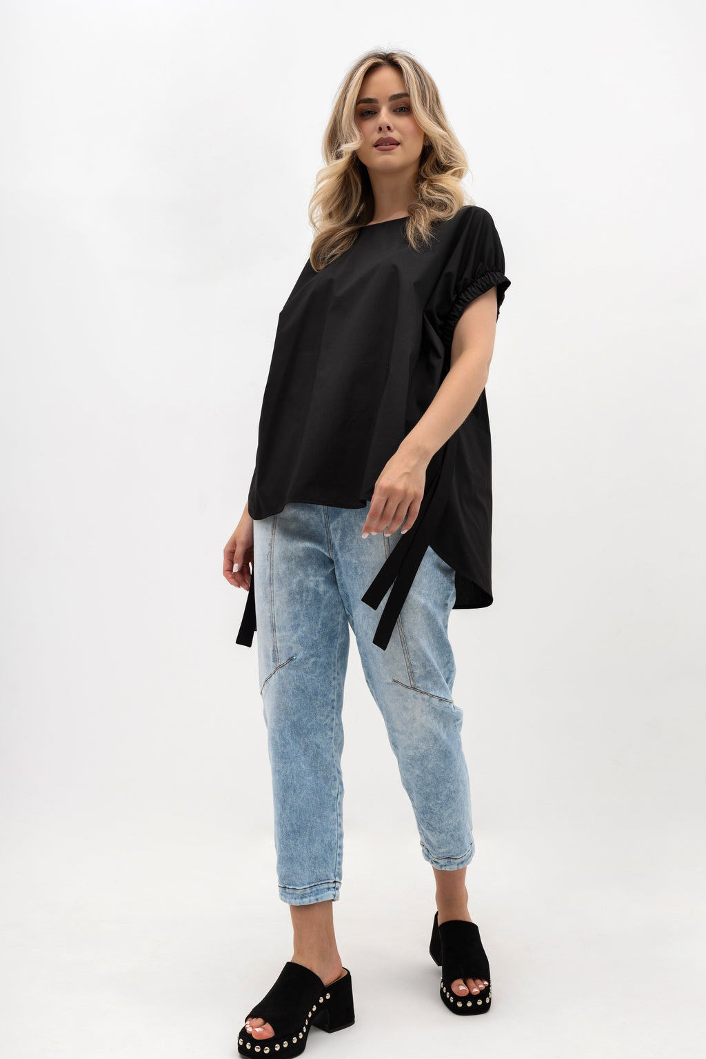 Czarna bluzka z dekoracyjnymi detalami, idealna dla kobiet ceniących modę | Bastet | Spironik.pl