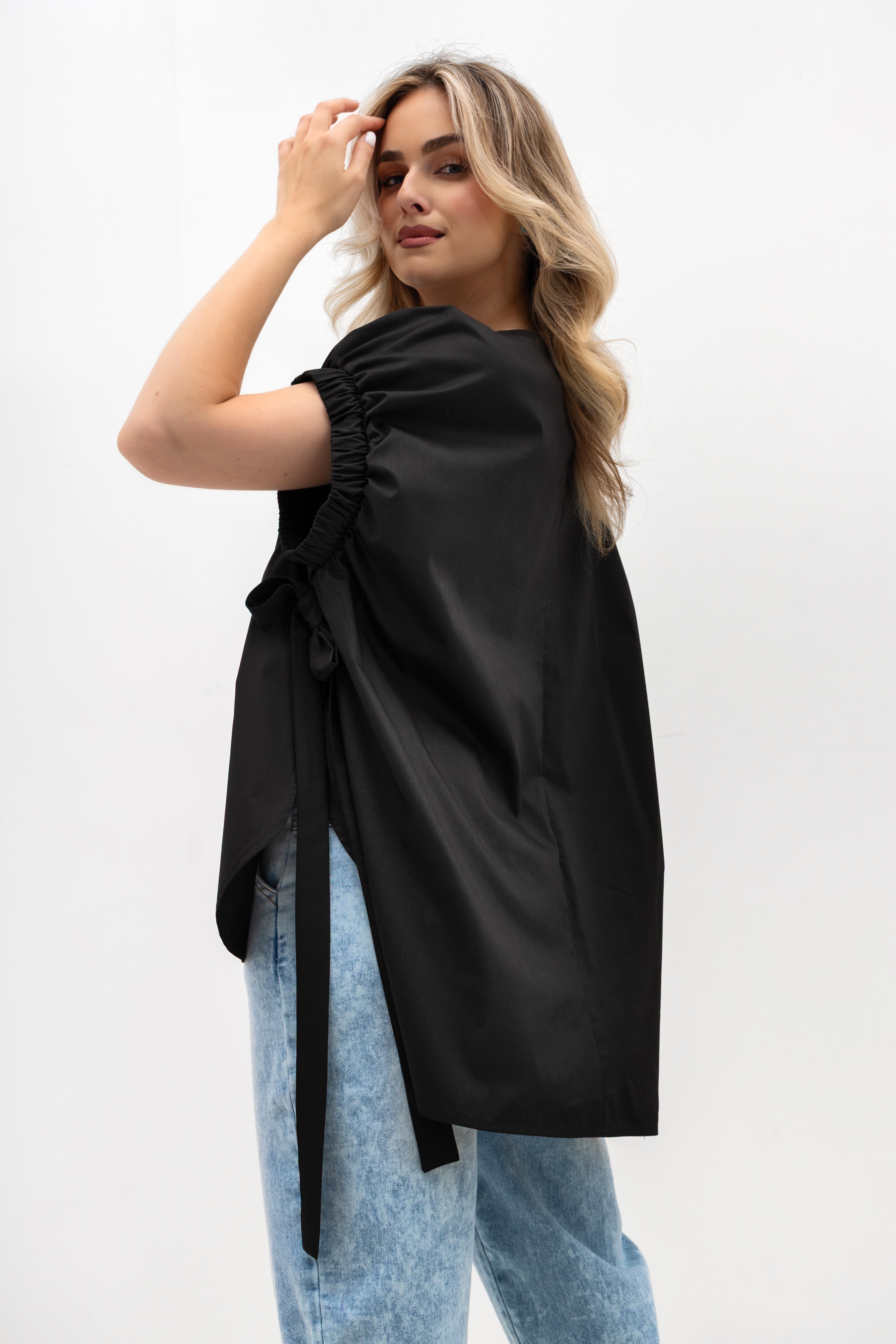 Asymetryczna bluzka z gumowymi mankietami, łącząca elegancję z wygodą | Bastet | Spironik.pl