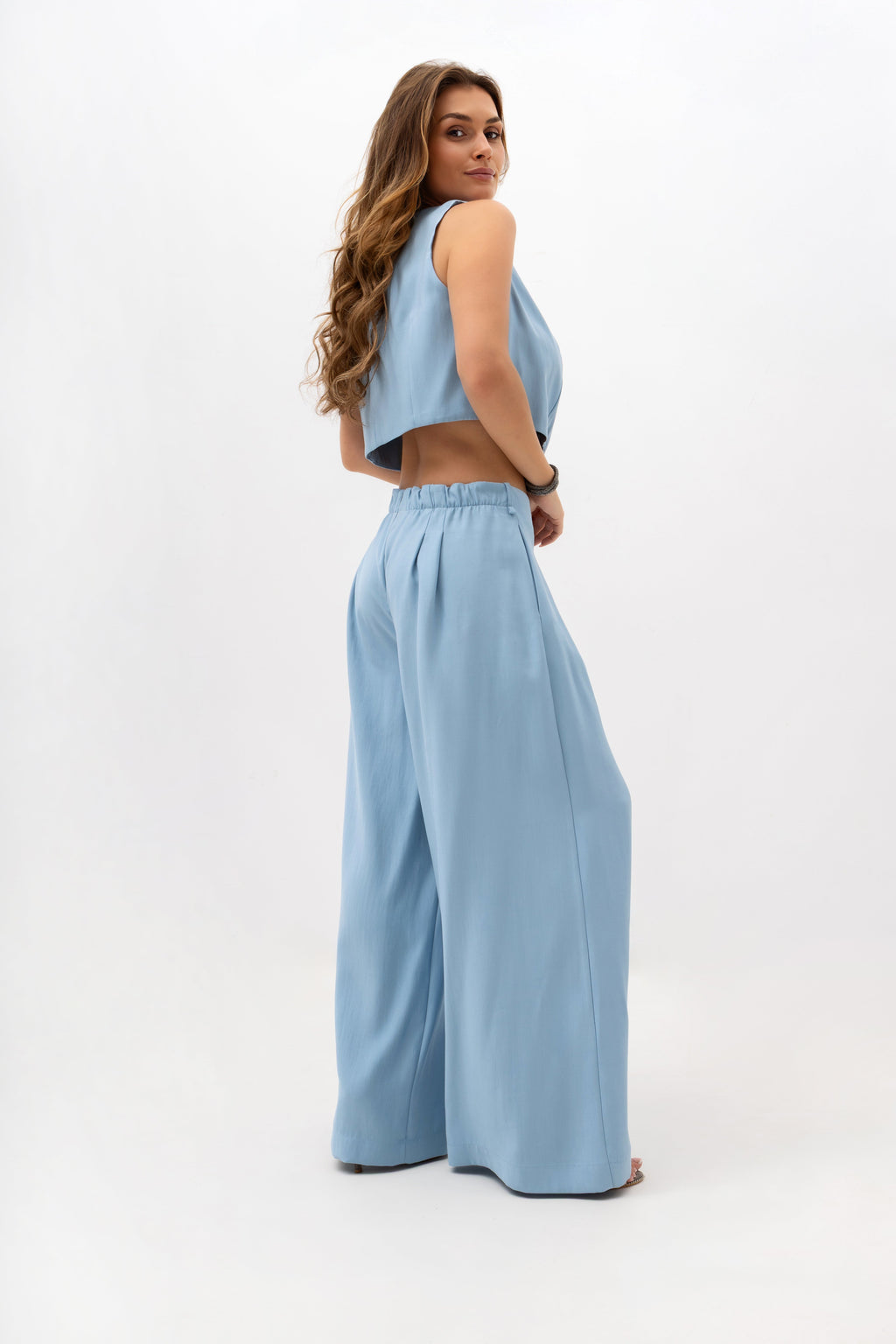 Eleganckie spodnie damskie w kolorze błękitnym z szerokimi nogawkami i praktycznymi kieszeniami | Bastet | Spironik.pl