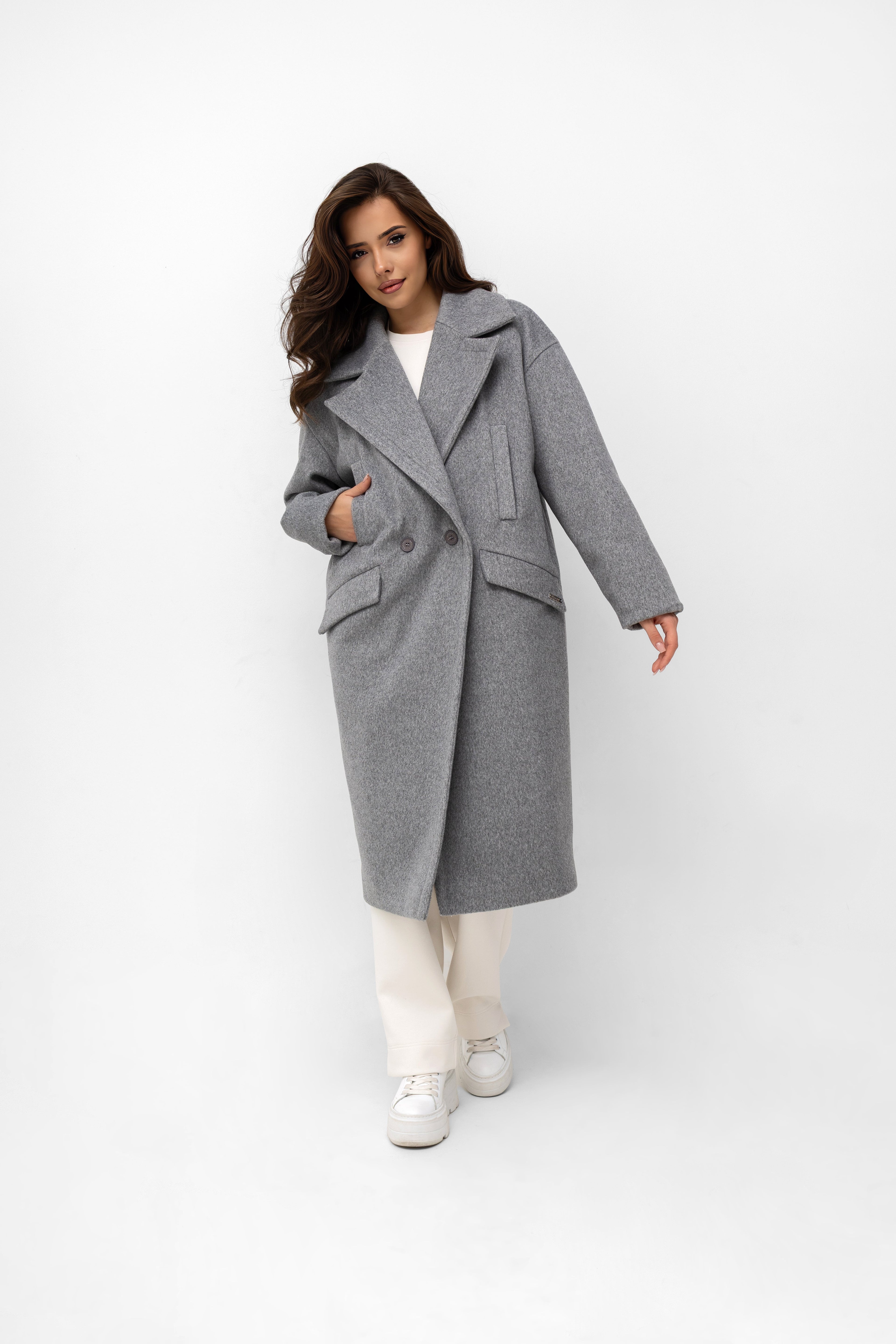 Długi płaszcz z flauszu w kolorze szarym, idealny na chłodniejsze dni | Bastet | Spironik.pl