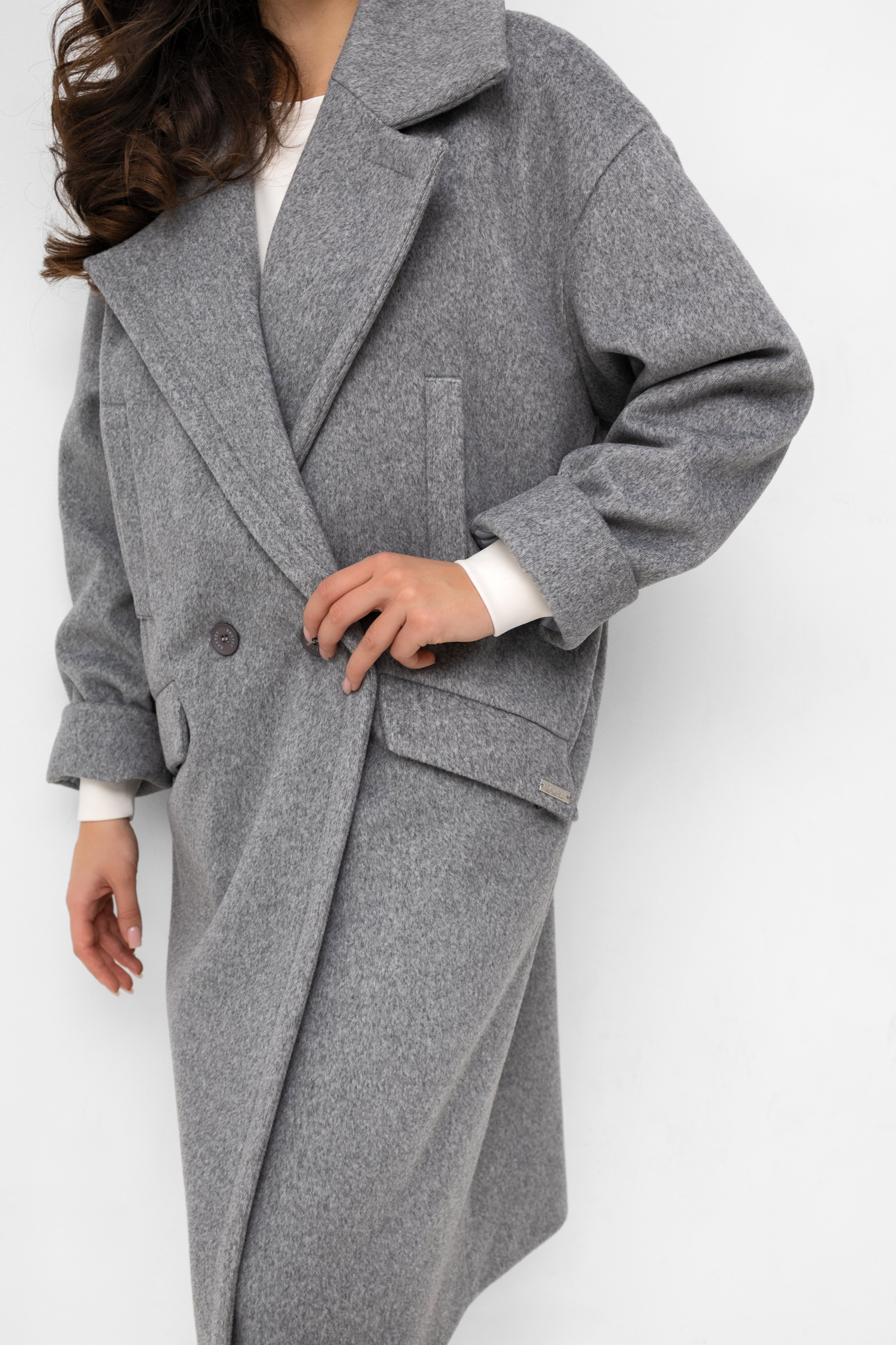 Płaszcz z flauszu w odcieniu szarości, łączący nowoczesny design z komfortem noszenia | Bastet | Spironik.pl