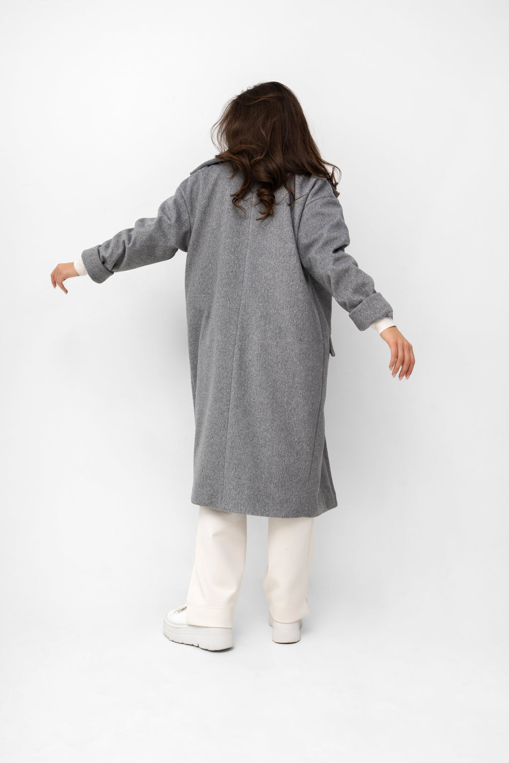 Stylowy długi płaszcz w kolorze szarym, idealny do biura i na weekendowe wyjścia | Bastet | Spironik.pl