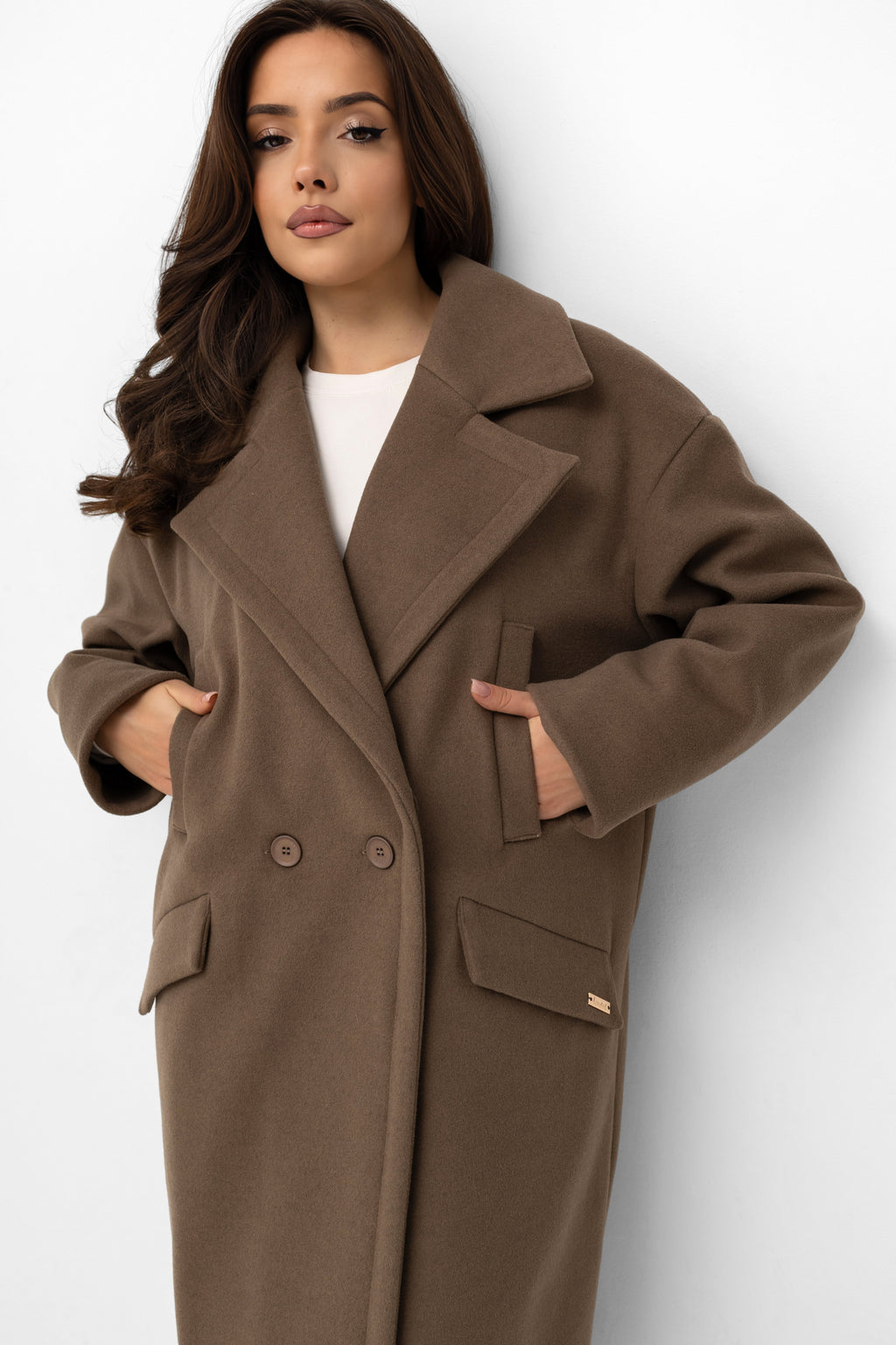 Długi płaszcz z flauszu w kolorze cappuccino, idealny na chłodniejsze dni, z eleganckim krojem oversize | Bastet | Spironik.pl