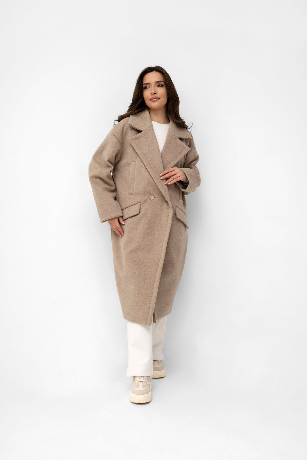 Klasyczny płaszcz z flauszu w kolorze beżowym, z dwurzędowym zapięciem i funkcjonalnymi kieszeniami | Bastet | Spironik.pl