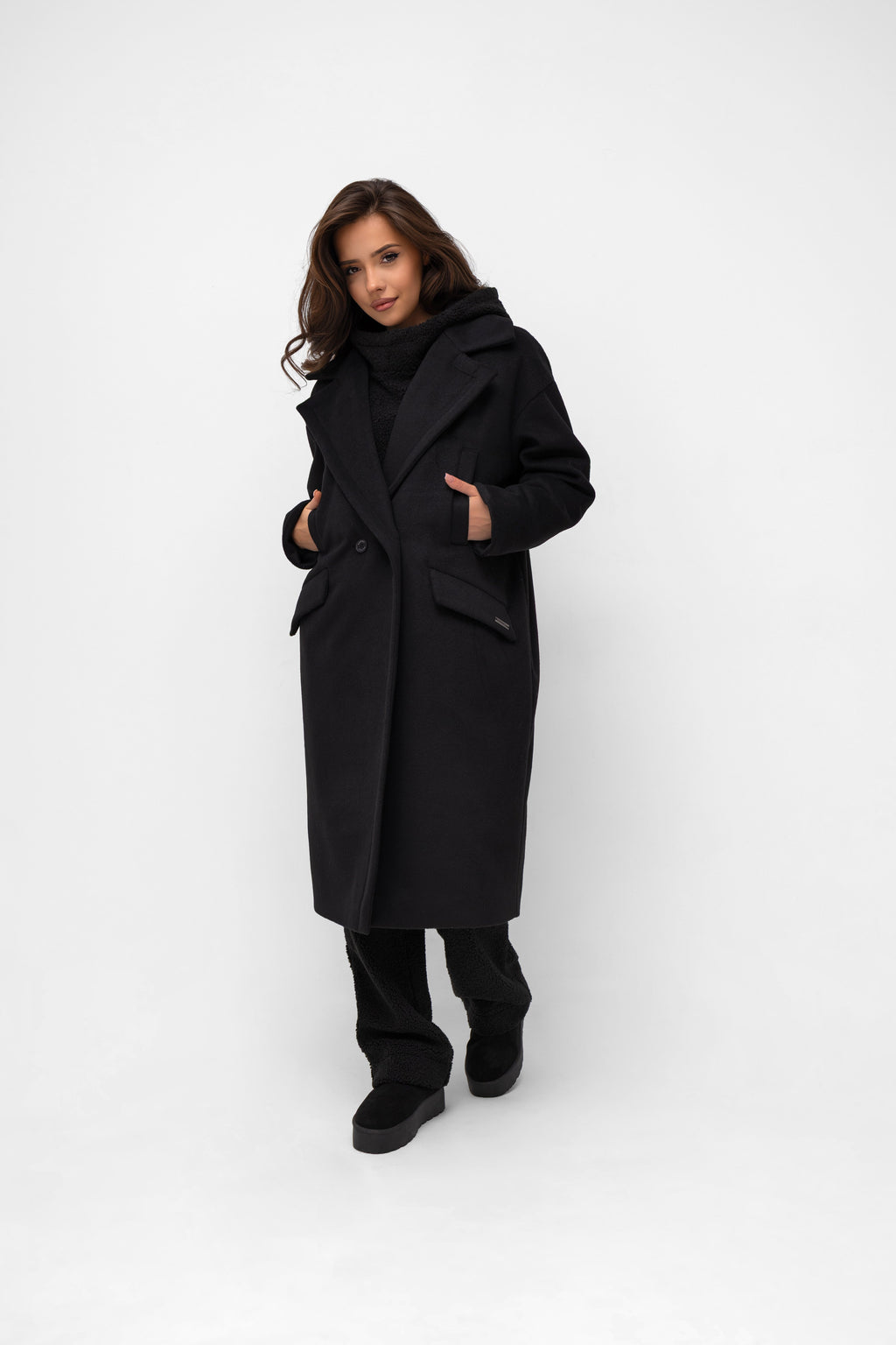 Długi czarny płaszcz z flauszu, idealny na chłodniejsze dni, w eleganckim fasonie oversize | Bastet | Spironik.pl