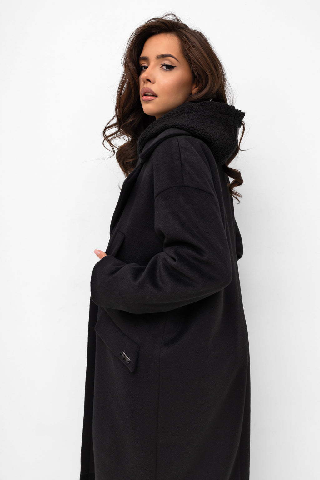 Płaszcz z flauszu w eleganckim czarnym kolorze, z luźnym krojem i wszechstronnymi rękawami | Bastet | Spironik.pl