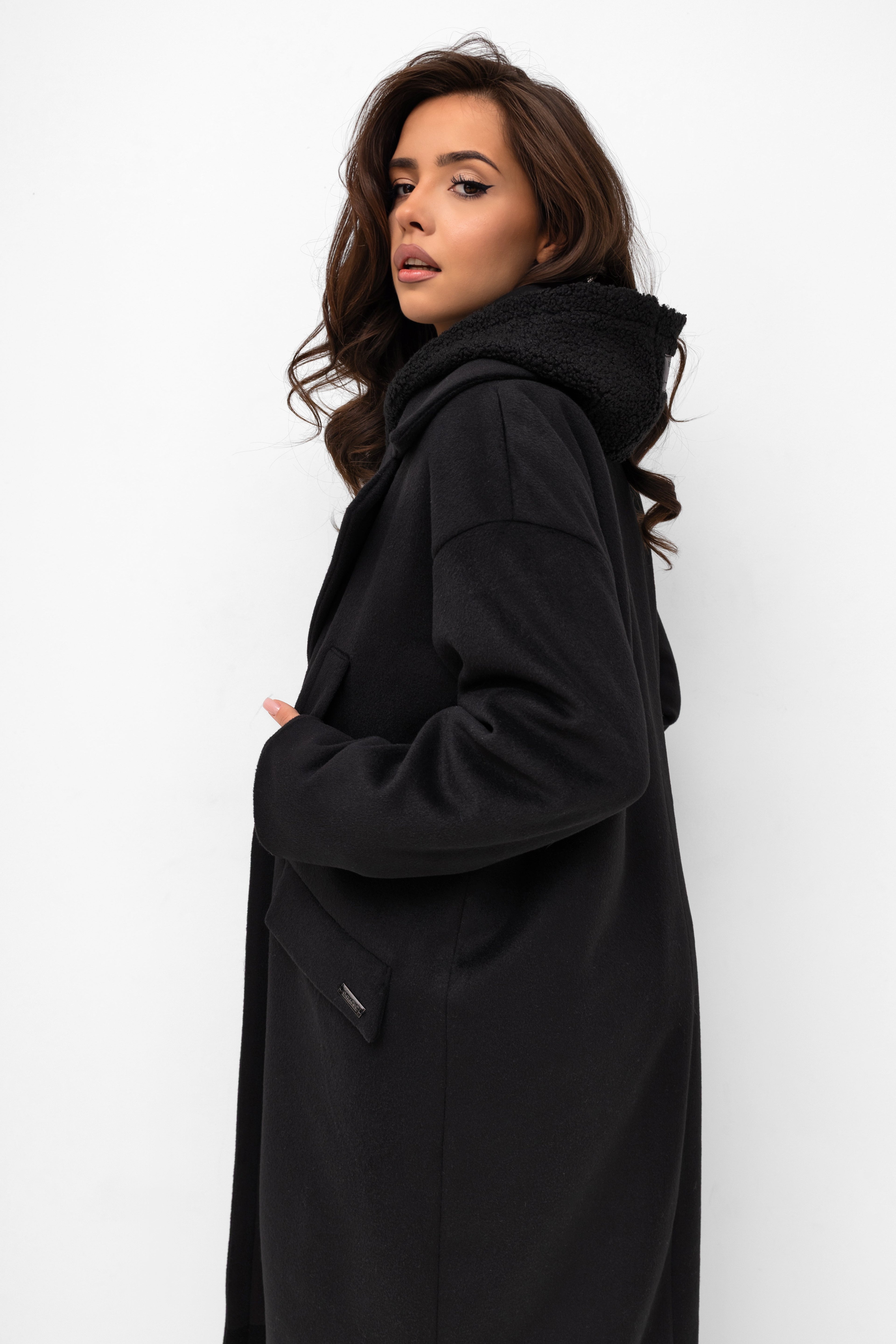Płaszcz z flauszu w eleganckim czarnym kolorze, z luźnym krojem i wszechstronnymi rękawami | Bastet | Spironik.pl