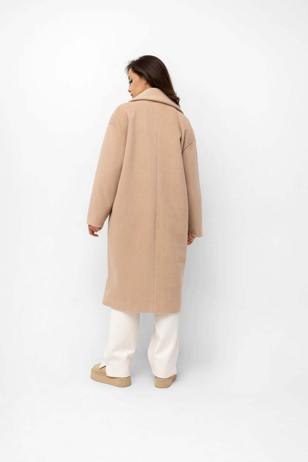 Elegancki płaszcz oversize z flauszu, wykonany z wysokiej jakości poliestru | Bastet | Spironik.pl