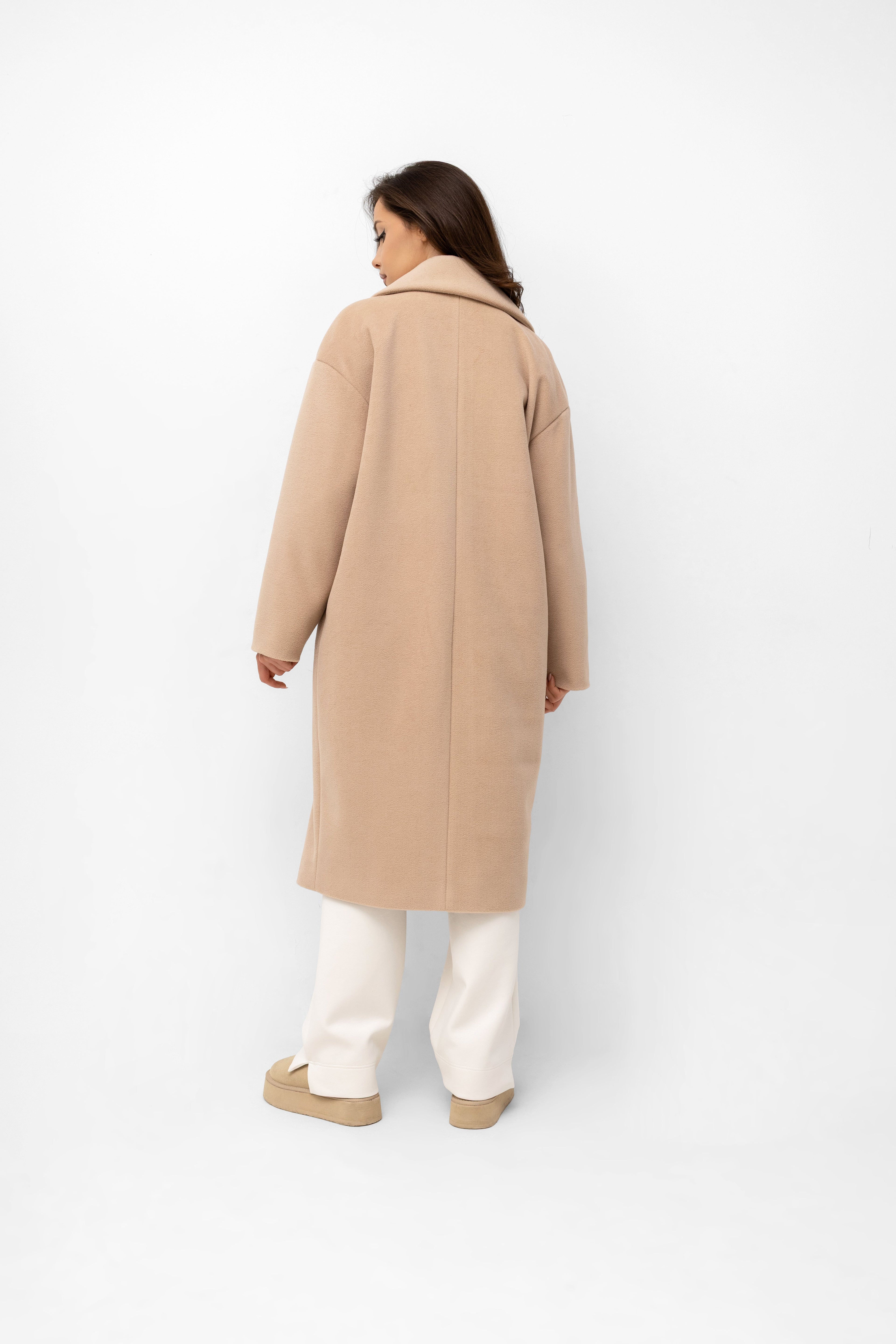 Elegancki płaszcz oversize z flauszu, wykonany z wysokiej jakości poliestru | Bastet | Spironik.pl