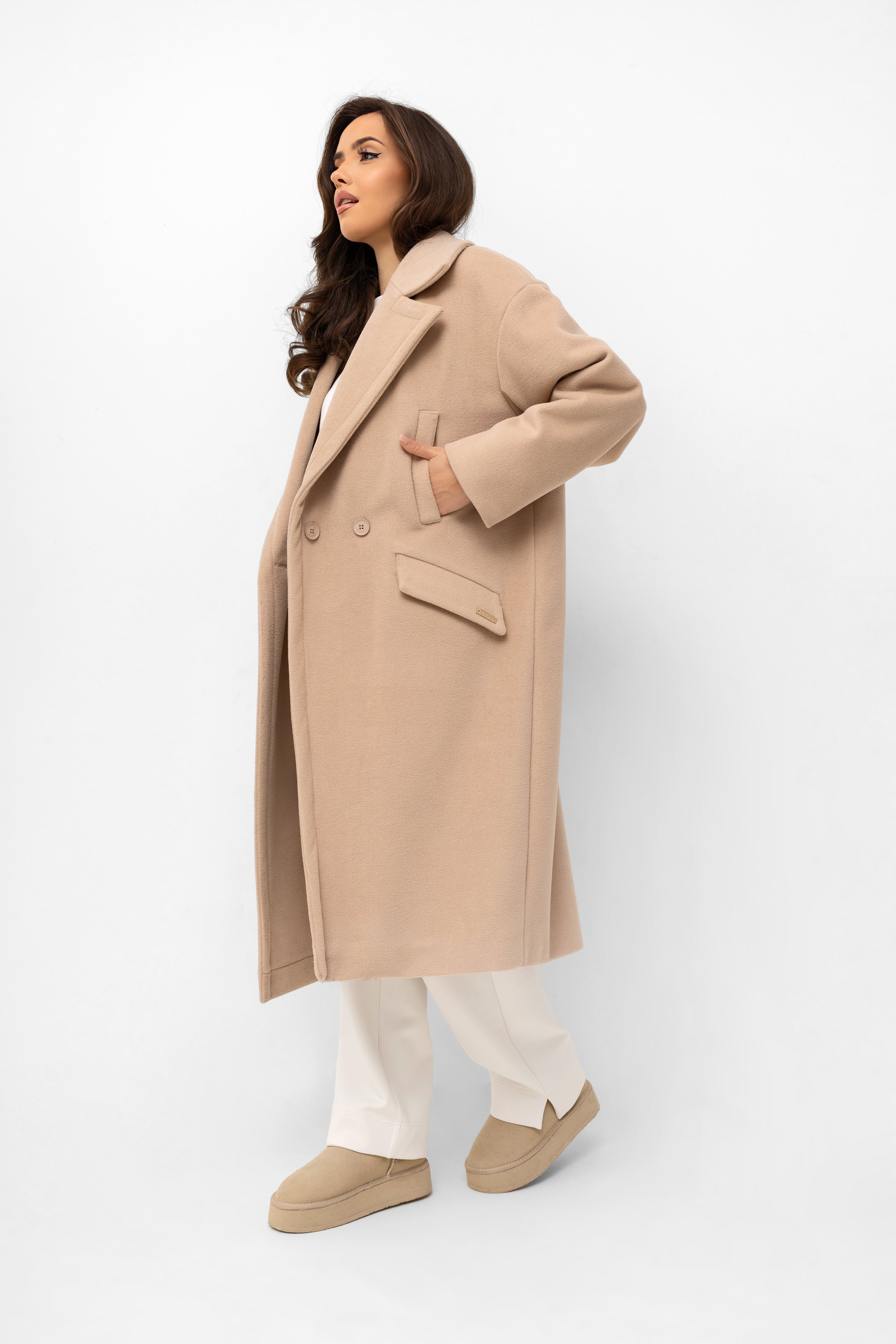 Długi płaszcz z flauszu w jasnym beżu, idealny na chłodniejsze dni | Bastet | Spironik.pl