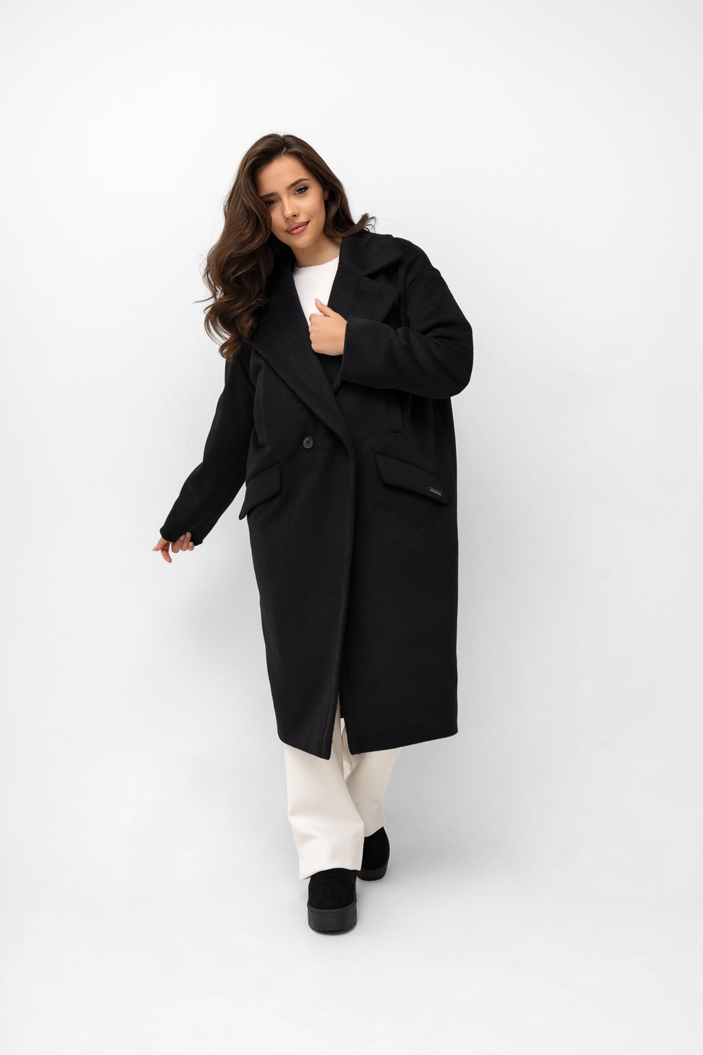Stylowy długi płaszcz z flauszu w kolorze czarnym, z funkcjonalnymi kieszeniami i efektownym kołnierzem | Bastet | Spironik.pl