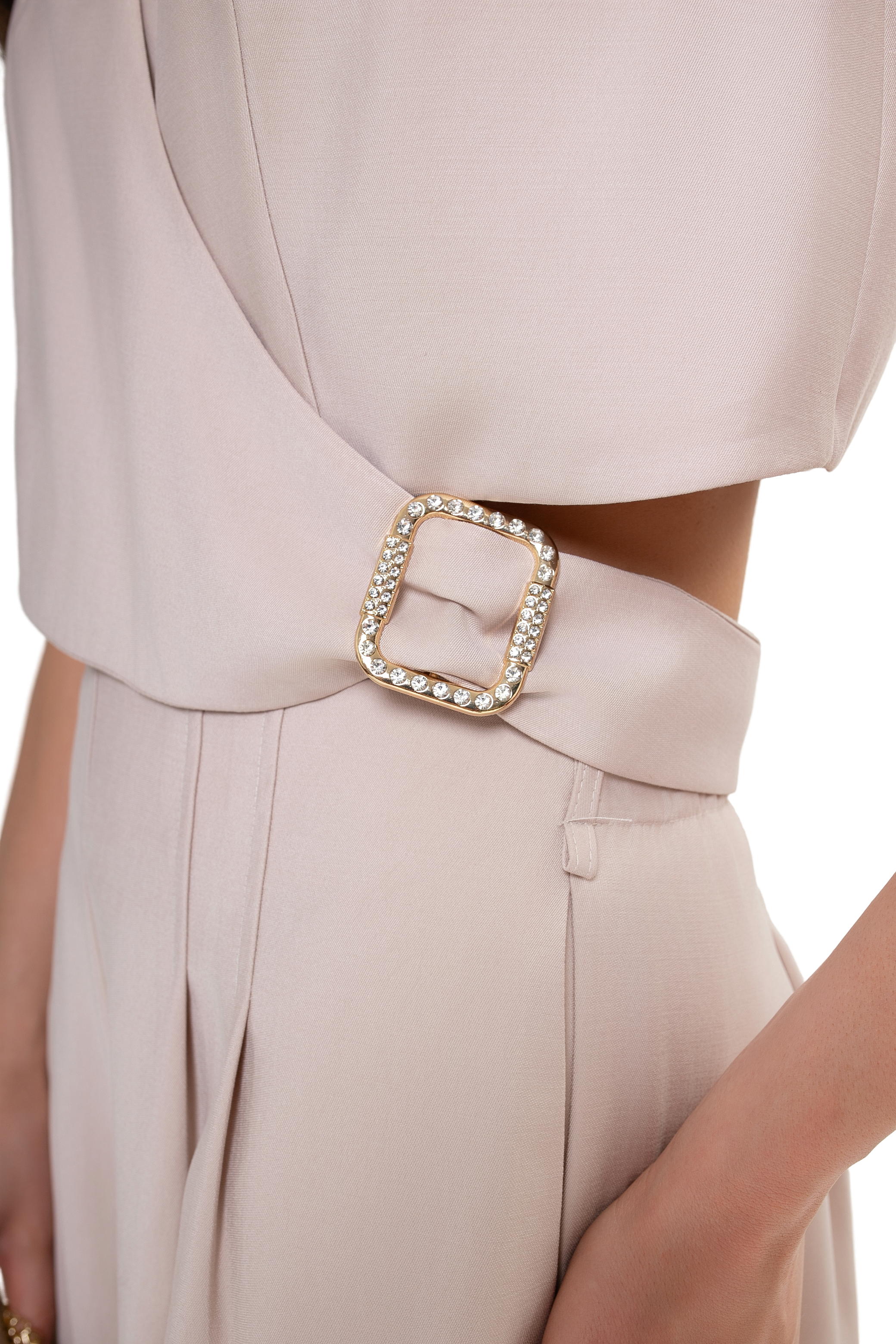Elegante Damenweste mit Schnalle – formelle Business-Kleidung. Dunkelbeige.