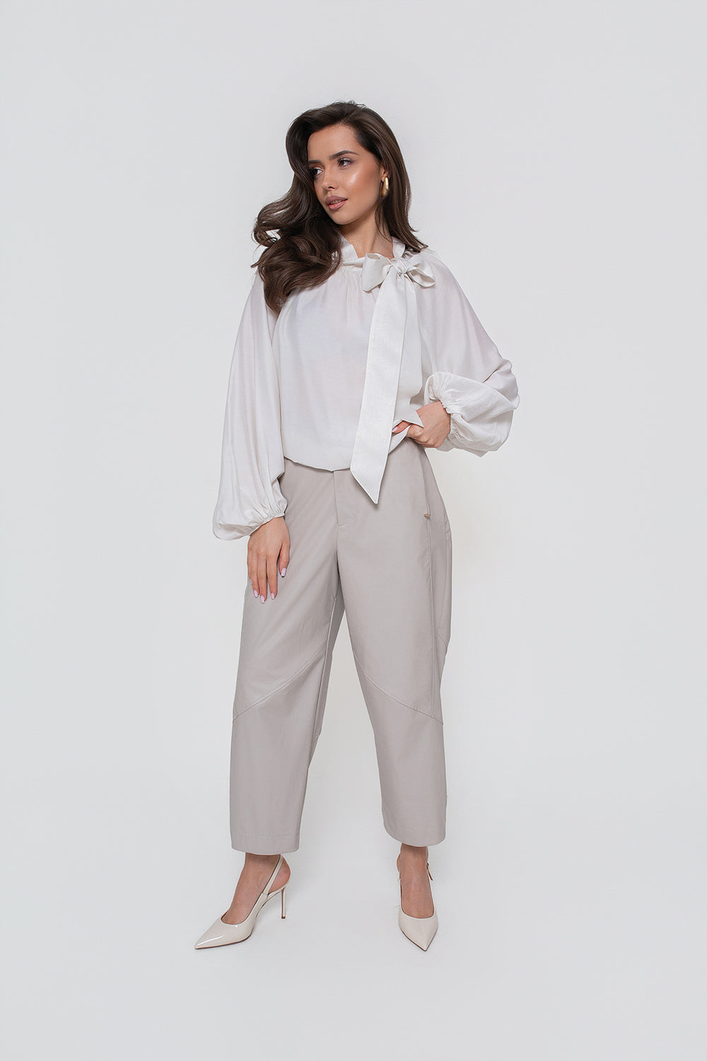 Wygodna koszula damska z rękawami typu reglan i delikatną gumką, w eleganckim odcieniu Ecru | Bastet | Spironik.pl