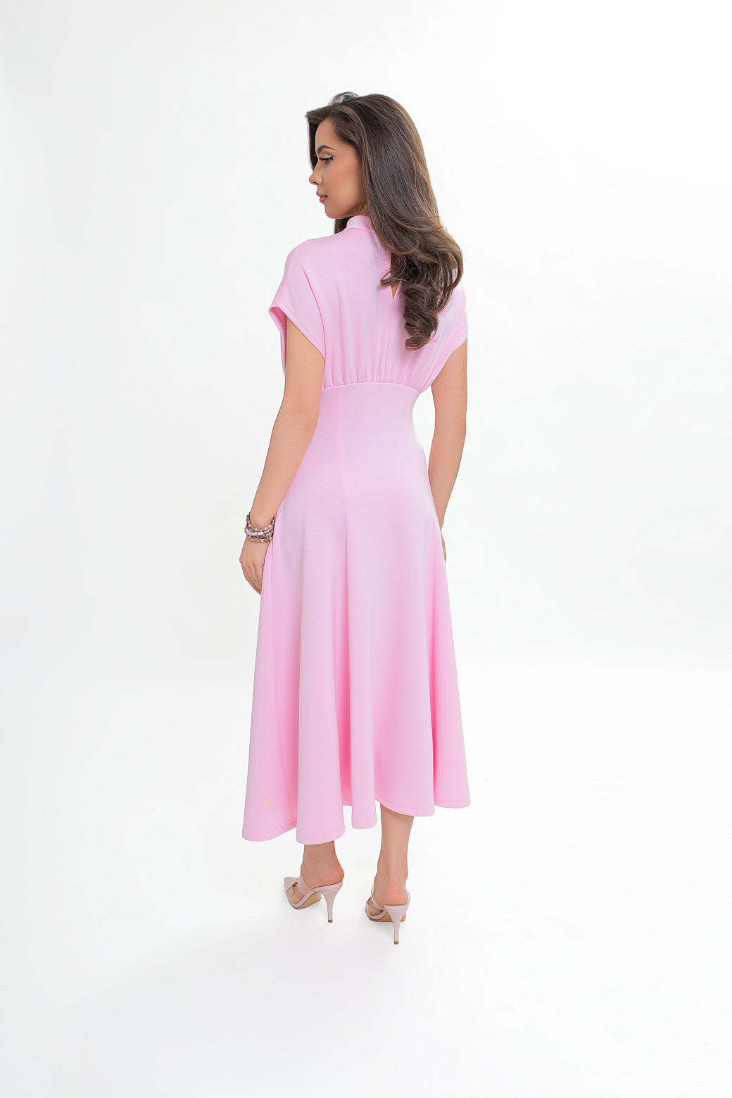 Sukienka midi z dzianiny nurek z subtelną stójką zapinaną na pętelkę z guziczkiem | Bastet | Spironik.pl