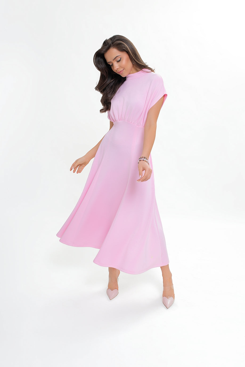 Fioletowa sukienka midi z rozkloszowanym dołem i marszczeniem pod biustem dla kobiecej sylwetki | Bastet | Spironik.pl