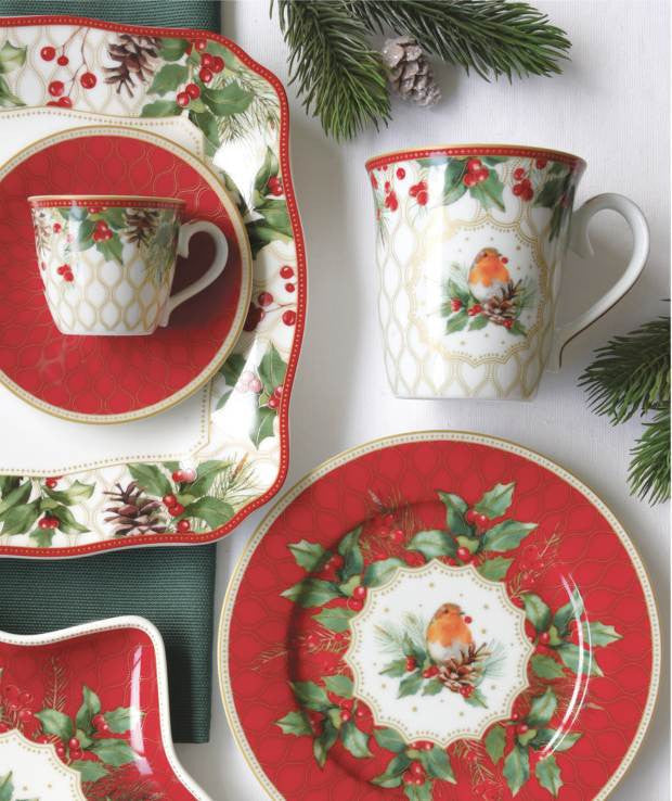 Detail porcelánového šálku s červenkou, ukazující barevný vzor a texturu materiálu | EasyLife | Spironik.pl