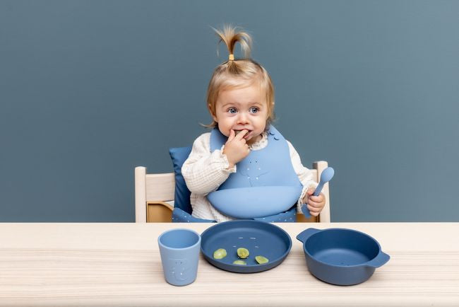 Silikonový talíř ve tvaru slona v použití, povzbuzující děti k samostatnému konzumování jídel | Trixie | Spironik.pl