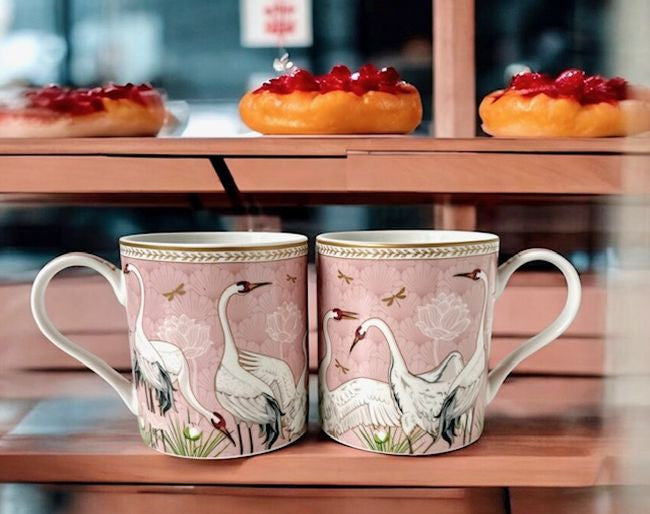 Porcelanowy kubek z motywem szarych czapli w magicznym ogrodzie, widok z przodu | EasyLife | Spironik.pl
