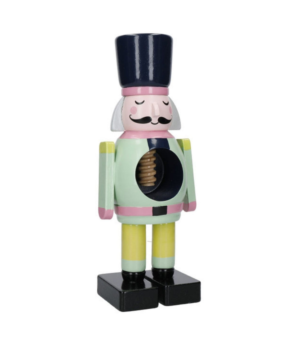 Drewniany Dziadek do Orzechów w użyciu, rozłupujący orzech pod nakrętką | KitchenKraft | Spironik.pl