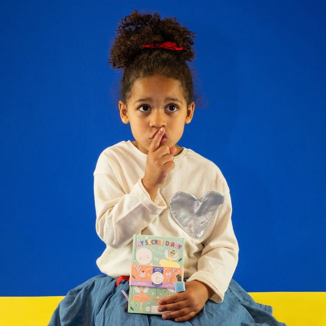 Zbliżenie na okładkę pamiętnika, ukazujące detal baletnic i fakturę materiału | Floss & Rock | Spironik.pl