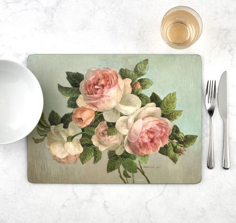 Średnie podkładki korkowe z kolekcji Anitique Rose, z detalem pięknej kompozycji kwiatowej w użyciu | Pimpernel | Spironik.pl