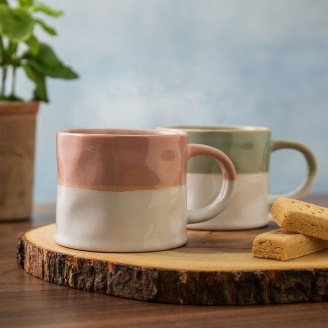 Kubek Mikasa w użyciu, różowy, idealny do długich sesji z gorącymi napojami | KitchenKraft | Spironik.pl