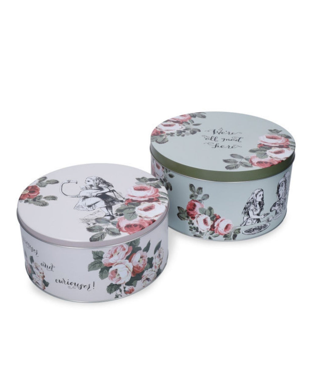 Puszki w użyciu, przechowujące świeże ciastka i babeczki w eleganckiej kuchni | V&A Victoria & Albert Museum | Spironik.pl