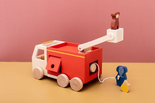 Detail dřevěného hasičského vozu, ukazující kvalitu materiálu | Trixie | Spironik.pl