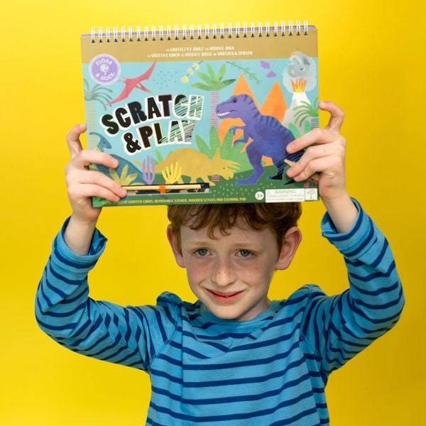 Detal materiału zdrapywanki z rysikiem, ukazujący fakturę czarnej farby do zdrapywania | Floss & Rock | Spironik.pl