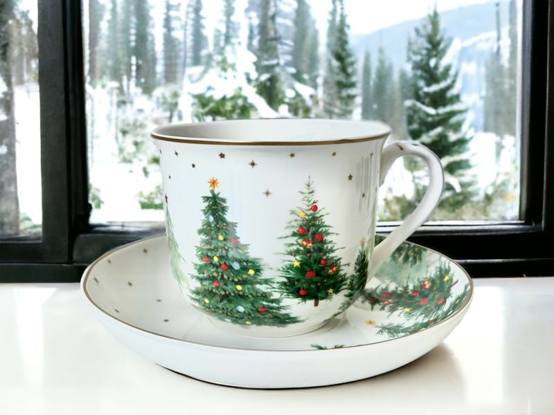 Filiżanka porcelanowa ze spodkiem w wielokolorowe choinki, idealna na świąteczne spotkania | EasyLife | Spironik.pl
