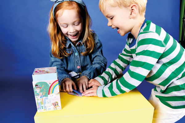 Gra Memorki w użyciu, dzieci łączące pary kart z koparkami i betoniarkami | Floss & Rock | Spironik.pl