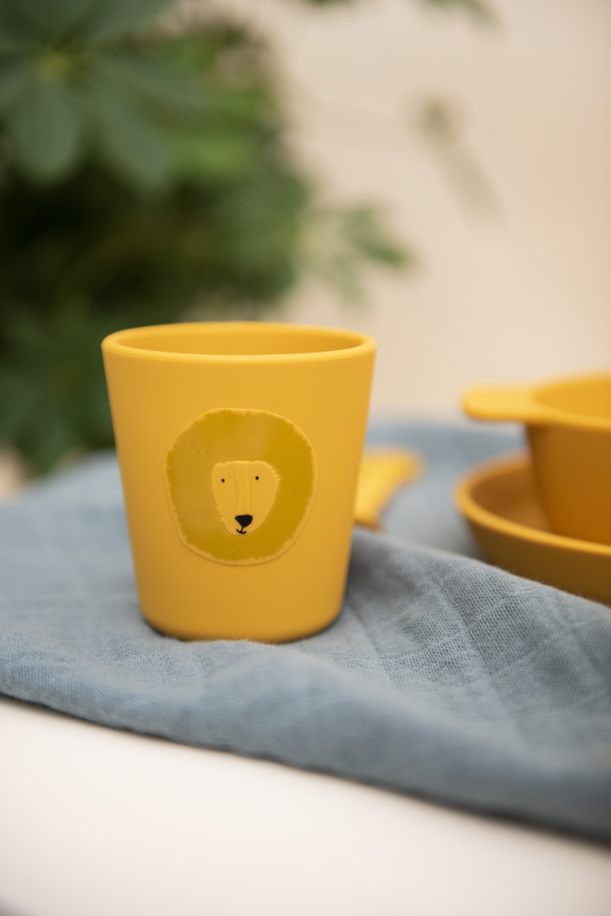 Silikonowe kubki w użyciu, doskonałe do picia dla maluchów, z ergonomicznym kształtem | Trixie | Spironik.pl