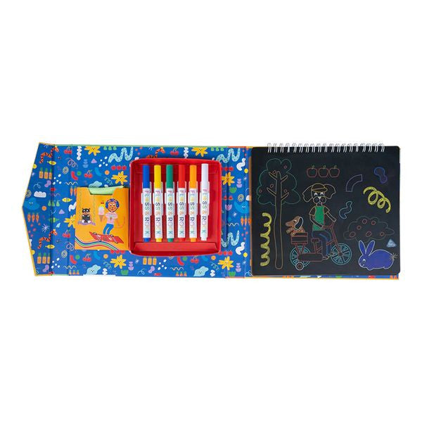 Skicák v použití dítětem, které vybarvuje jednu z ilustrací křídovými fixy | Floss & Rock | Spironik.pl