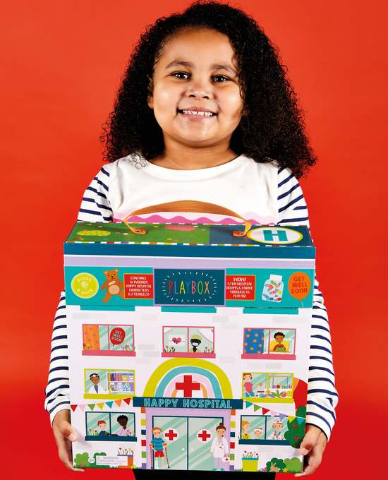 Detal drewnianych figurek lekarzy i pacjentów w zestawie Szczęśliwy Szpital | Floss & Rock | Spironik.pl