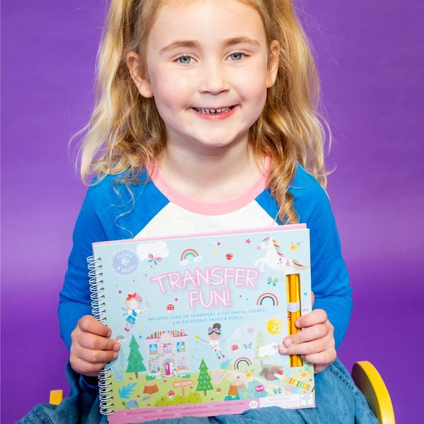 Zbliżenie na arkusze folii z grafikami, które można przenieść na kolorowe tło | Floss & Rock | Spironik.pl