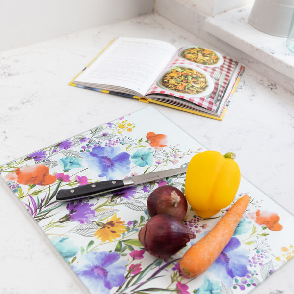 Widok z przodu deski szklanej, ukazujący wymiary 40 x 30 cm i intensywne kolory łąki | KitchenKraft | Spironik.pl