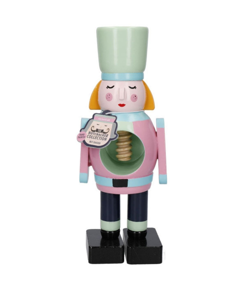 Dziadek do Orzechów w użyciu, rozłupujący orzechy w świątecznym otoczeniu | KitchenKraft | Spironik.pl