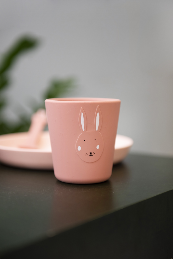 Detal kubka z królikiem, ukazujący miękki w dotyku materiał i wyjątkowy design | Trixie | Spironik.pl
