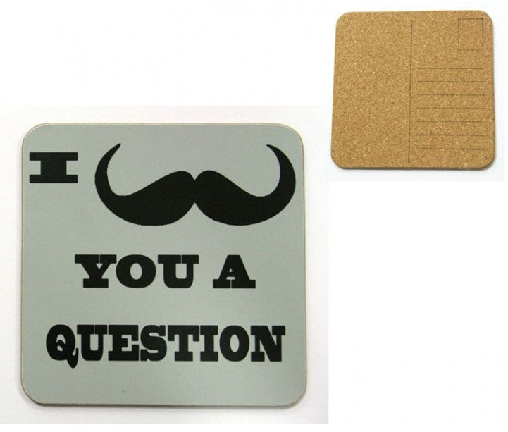 Szara podkładka korkowa z wąsem i napisem „I you a question” w wymiarach 12 x 12 cm | KitchenKraft | Spironik.pl