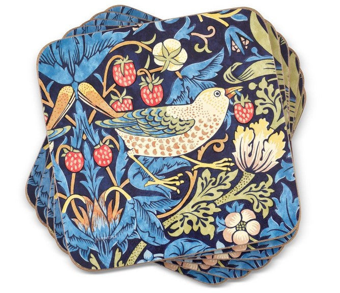 Małe podkładki korkowe w niebieskim kolorze z wzorem szpaków w truskawkach, idealne do dekoracji stołu | Pimpernel | Spironik.pl