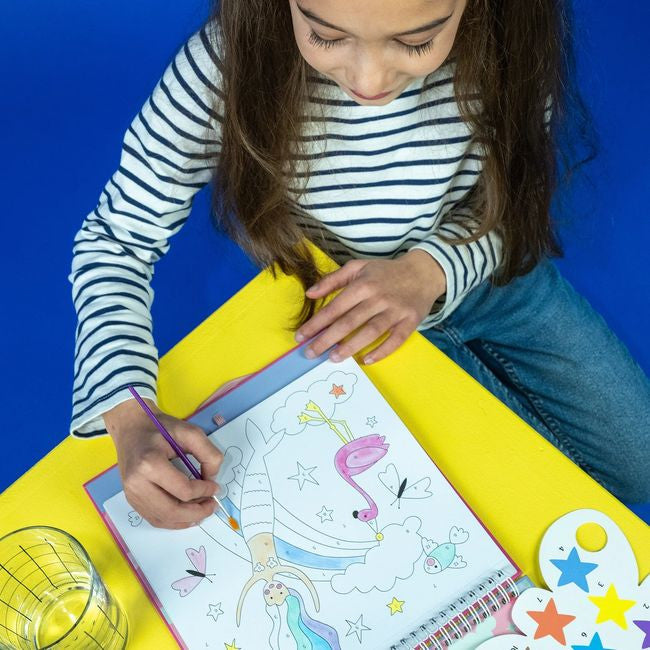 Zestaw farbek w różnych kształtach, zbliżenie na detal palety kolorów | Floss & Rock | Spironik.pl